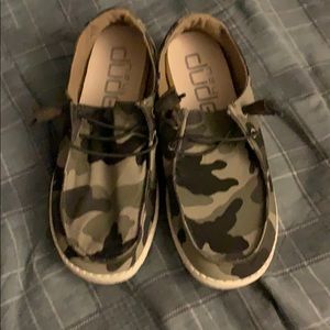 Women’s Camo Hey Dudes Size 6